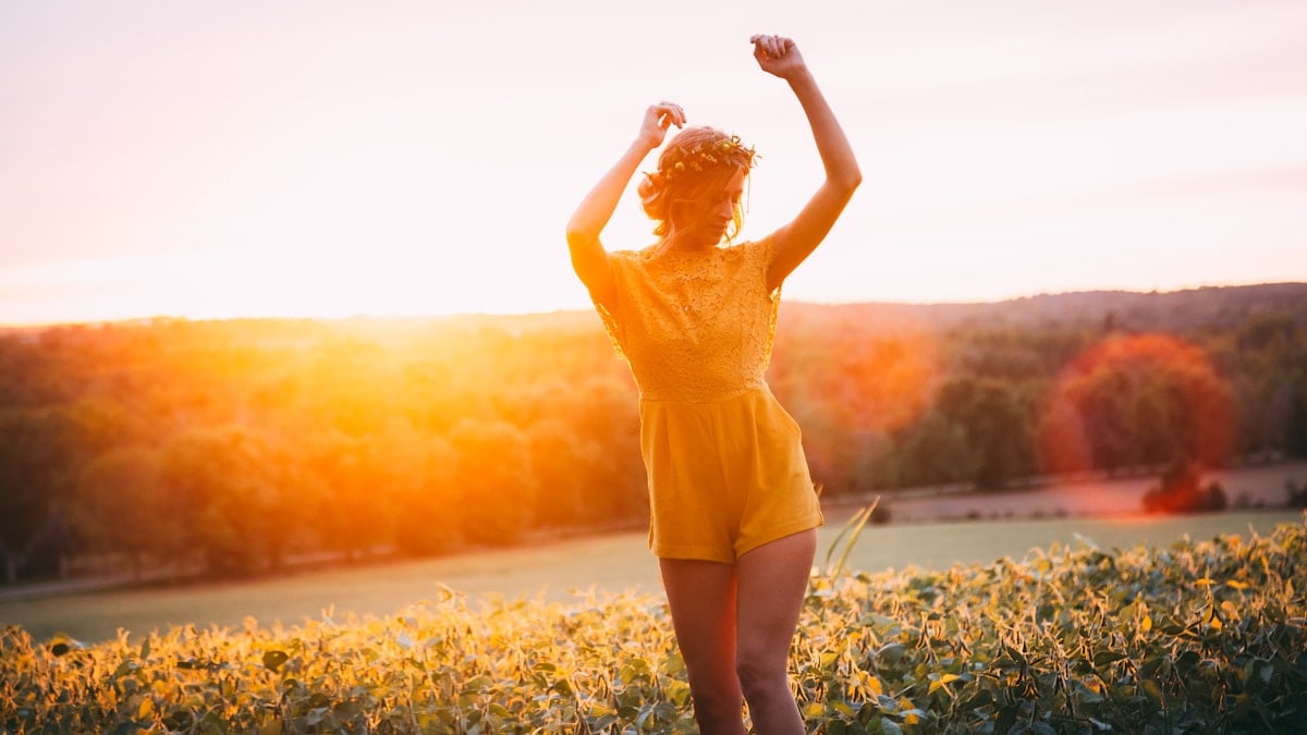 woman wearing yellow rompers